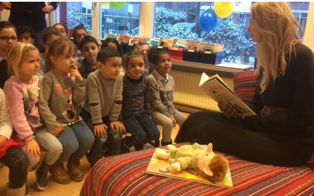 Susan Smit leest voor op Kamperfoelieschool in Huizen