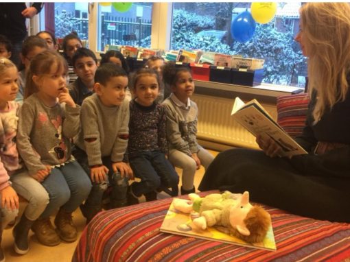 Susan Smit leest voor op Kamperfoelieschool in Huizen Susan Smit leest voor op Kamperfoelieschool in Huizen