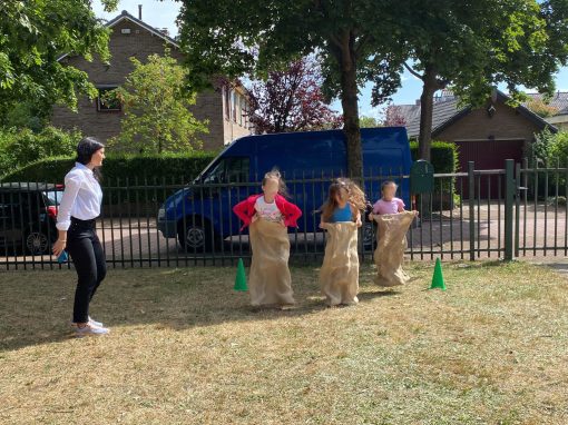 Feestelijke afsluiting ‘eerste schooljaar’ voor Oekraïense kinderen op de Kamperfoelie taalschool Feestelijke afsluiting ‘eerste schooljaar’ voor Oekraïense kinderen op de Kamperfoelie taalschool