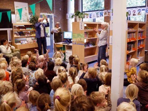 Bussumse Montessorischool opent mini-bieb in de school Bussumse Montessorischool opent mini-bieb in de school