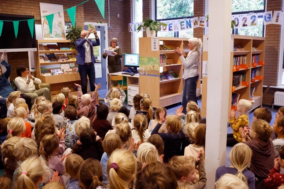 Bussumse Montessorischool opent mini-bieb in de school