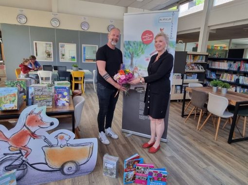 Jeannette verrast scholen met boekenpakketten Jeannette verrast scholen met boekenpakketten